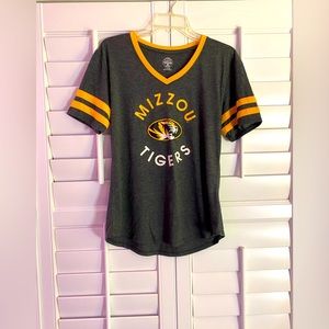 Rivalry Threads Ladies V neck t-shirt, size L/12-14